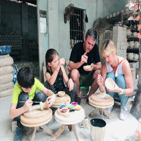 Khách du lịch làm gốm tại Làng Bát Tràng