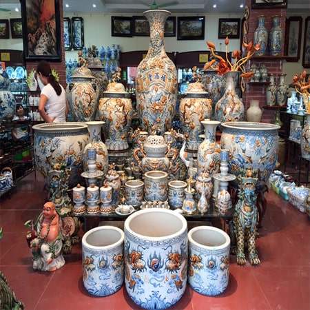 Cửa hàng trưng bày đồ thờ cúng bàng gốm sứ Bát Tràng