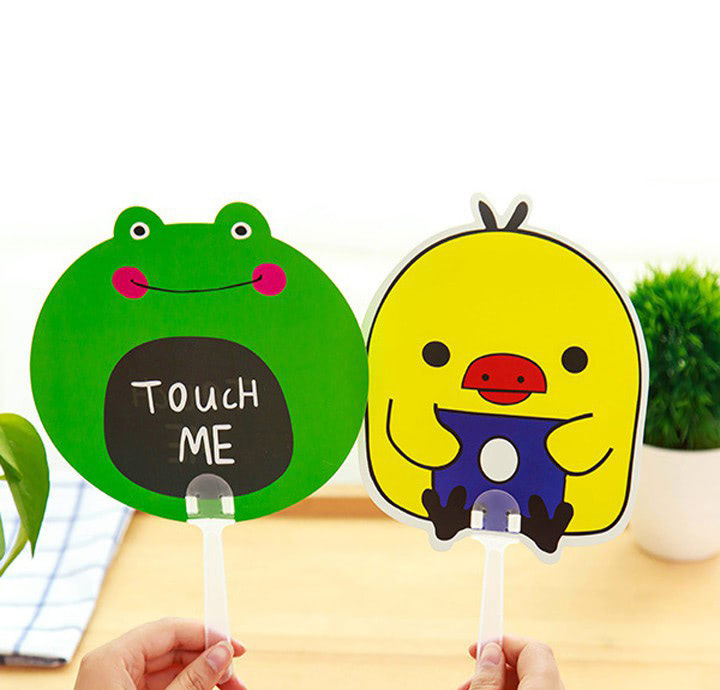 MẪU QUẠT NHỰA QUÀ TẶNG QUẢNG CÁO CHO TRẺ EM