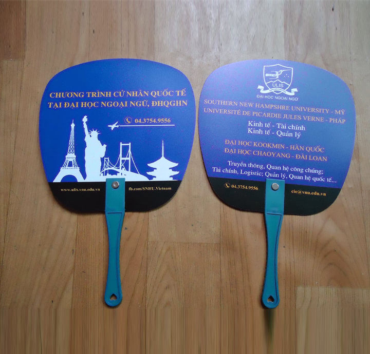 MẪUQUẠT NHỰA VUÔNG IN LOGO ĐẠI HỌC NGOẠI NGỮ