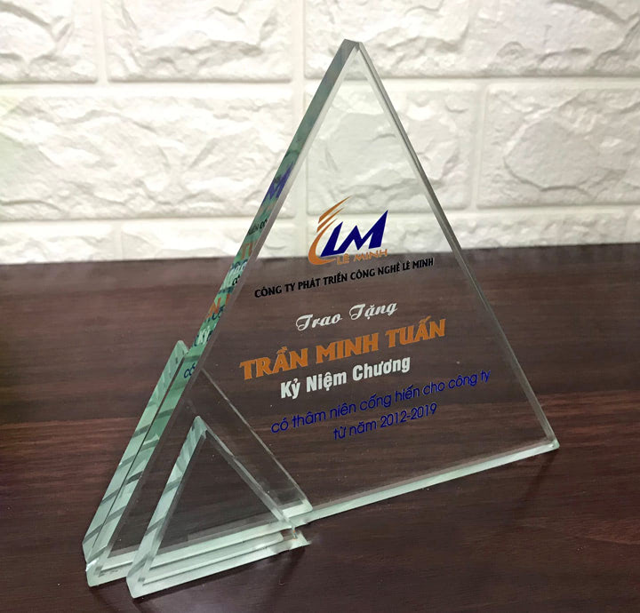 MẪU KỶ NIỆM CHƯƠNG GIÁ RẺ HÌNH TAM GIÁC IN LOGO LÊ MINH