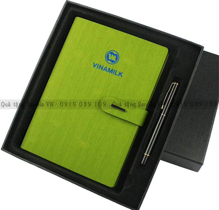 MẪU BỘ QUÀ TẶNG SỔ TAY DÁN GÁY PU CÀI NÚT IN LOGO VINAMILK + BÚT KHẮC LOGO