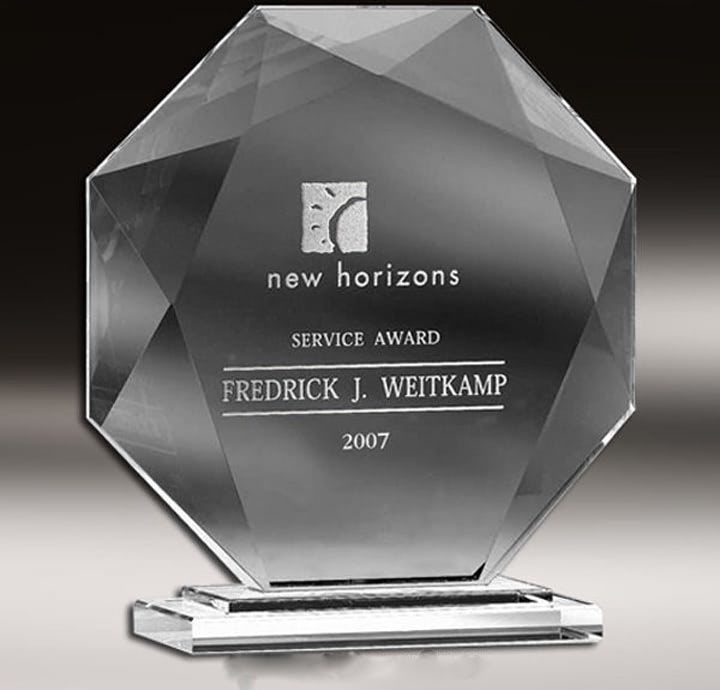 MẪU KỶ NIỆM CHƯƠNG PHA LÊ LÀM QUÀ LƯU NIỆM IN LOGO NEW HORIZONS