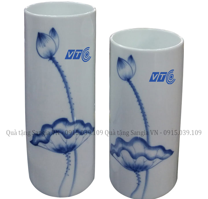 MẪU LỌ HOA BÁT TRÀNG HÌNH TRỤ VẼ SEN XANH IN LOGO VTC