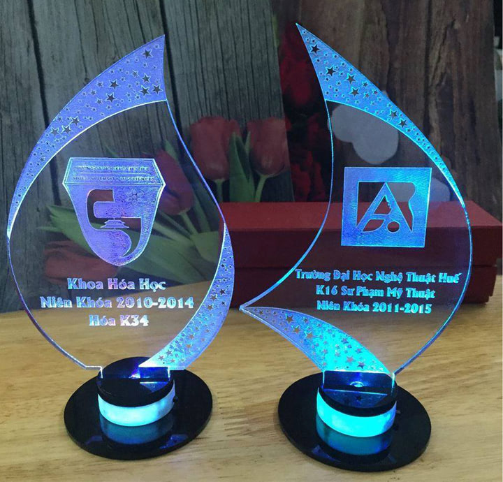 MẪU KỶ NIỆM CHƯƠNG PHA LÊ KHẮC LAZE CÓ ĐÈN