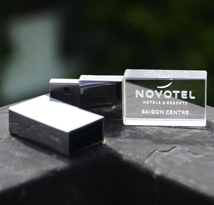 MẪU USB QUÀ TẶNG BẰNG PHA LÊ BẮN LAZE LOGO NOVOTEL