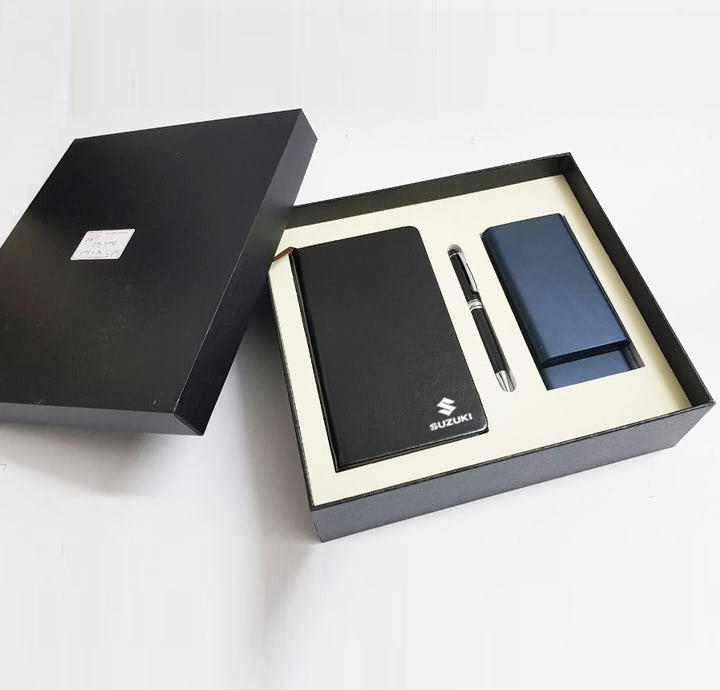 MẪU SET QUÀ TẶNG SỔ KÈM BÚT VÀ PIN SẠC IN LOGO SUZUKI