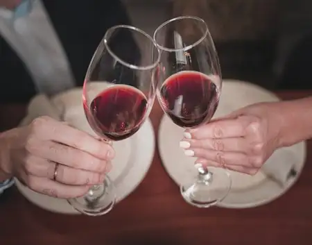 cach cam ly ruou vang